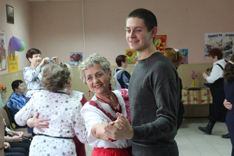 Студенты НИУ «БелГУ» поздравили волонтёров-ветеранов