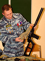Младший лейтенант Александр Устинов рассказал студентам о видах боевого оружия