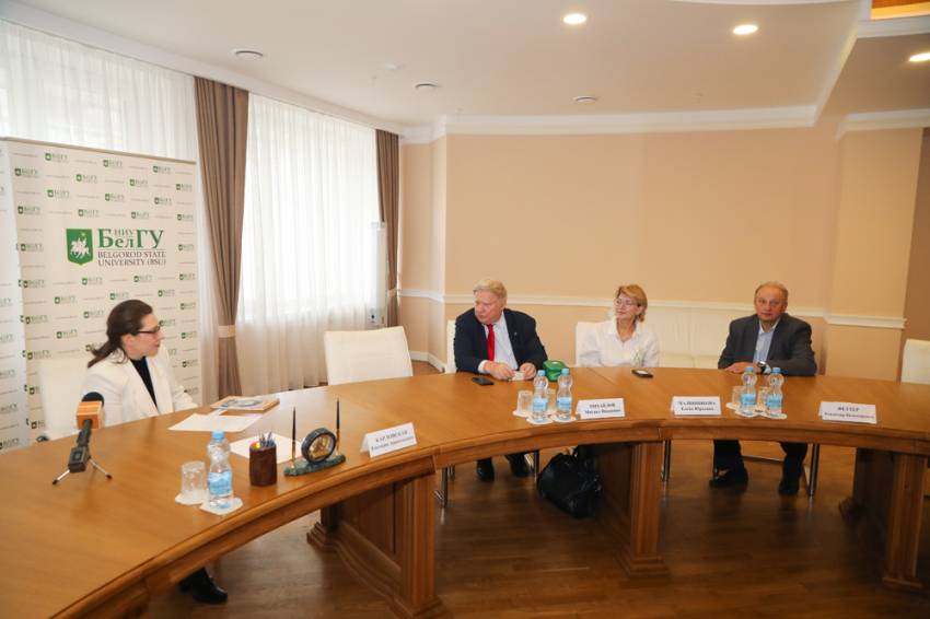 Ведущие вирусологи страны посетили НИУ «БелГУ» с деловым визитом