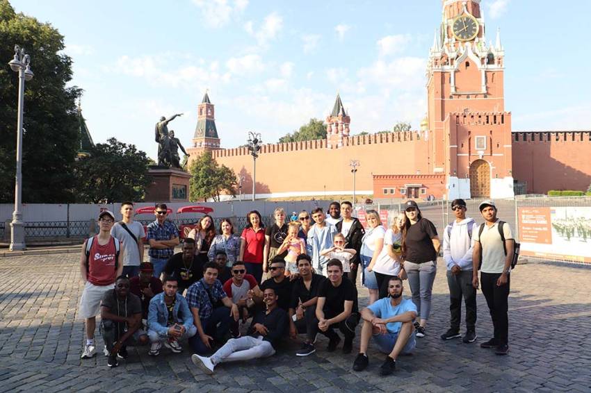 События НИУ «БелГУ» иностранные студенты ниу «белгу» побывали с обзорной экскурсией в москве и туле
