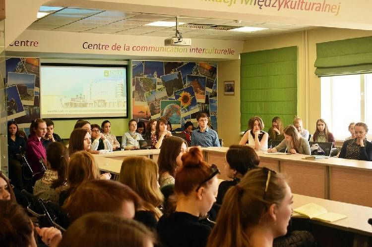 События НИУ «БелГУ» студентам по-английски рассказали о внешней политике сша 