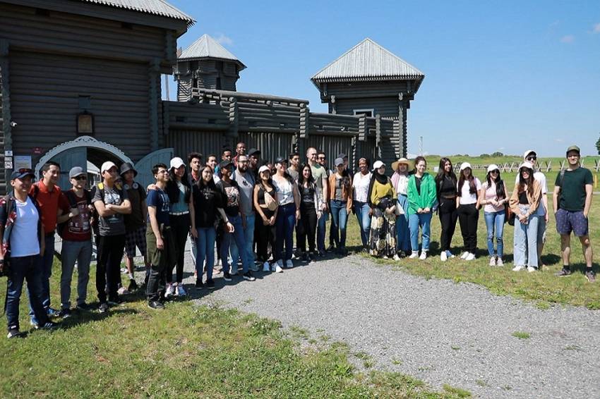 Иностранные студенты НИУ «БелГУ» посетили город-крепость «Яблонов»
