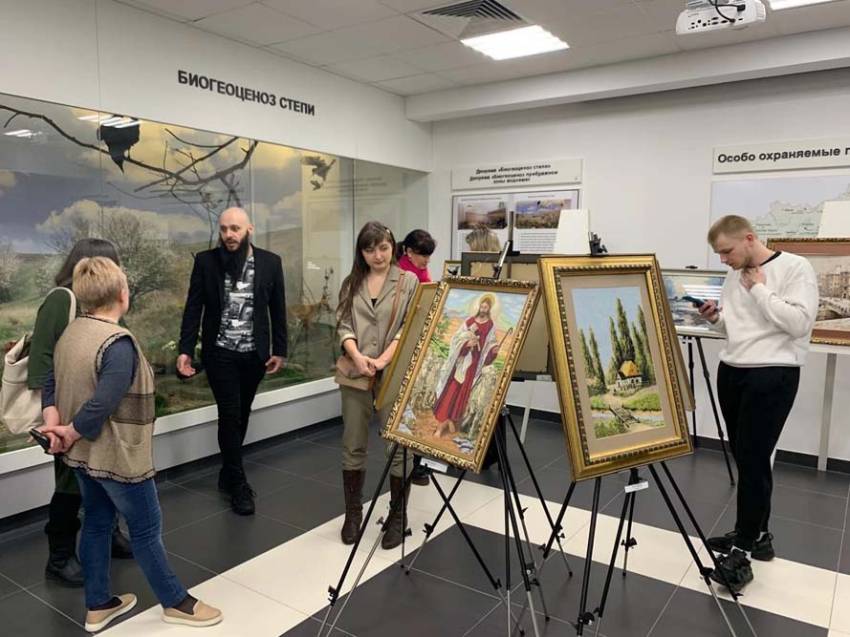 Выставка необычных картин проходит в НИУ «БелГУ» 