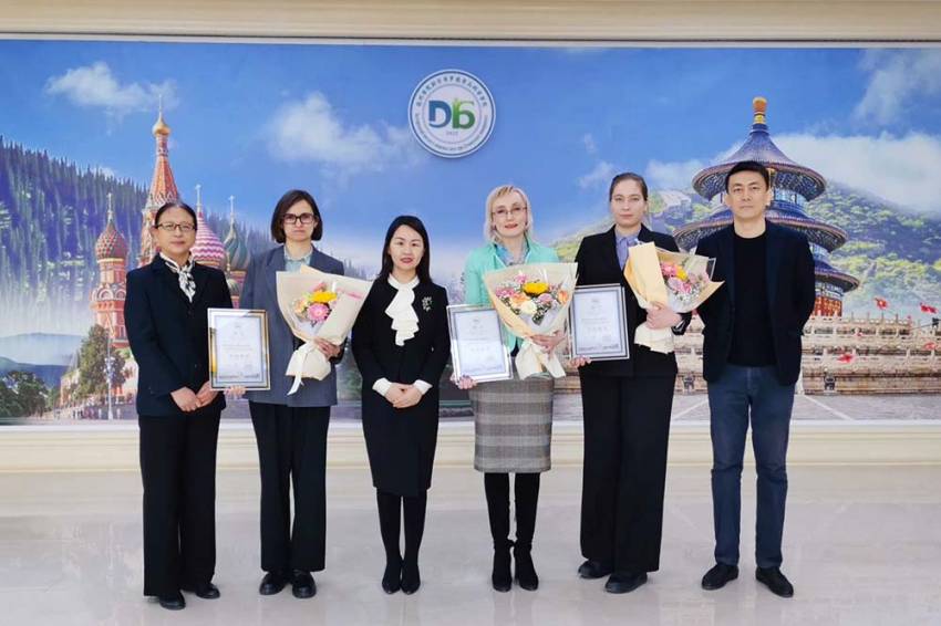 Преподавателям НИУ «БелГУ» вручили свидетельства о приёме на работу в университет Дэчжоу