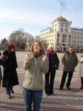 Немецким студентам очень понравилась традиция хлопать в ладоши,  стоя  на кругу на Соборной площади