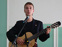  Студент СТФ Дмитрий Игнатов исполнил для собравшихся свою песню ,, Молитва о России,,