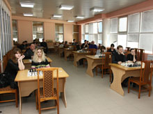 Участники VI Кубка ректора БелГУ по шахматам в ожидании церемонии награждения