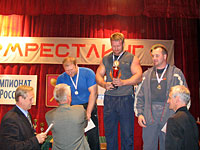 Серебряный призер М. Роганин получает свою награду