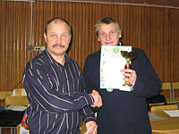 Артём Бенза получает награду из рук директора турнира И. Сокрустова