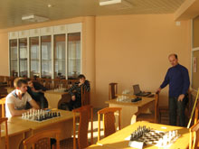 Занятия в школе  гроссмейстеров проводит Сергей Калугин