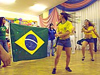 Концертный номер бразильских студентов -  на фоне национального флага