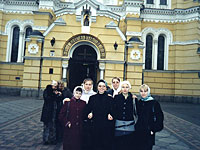 События НИУ «БелГУ» Наши студенты у входа в одну из киевских церквей