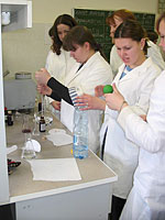 Школьники принимают активное участие в проведении эксперимента