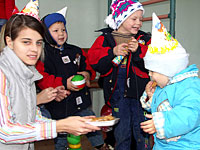 Дети с удовольствием кушали сладости, которыми их угостили экономисты