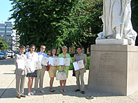 Почетные граждане Луисвилля у памятника королю Луису, в честь которого был назван город