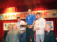 Награждение победителей и призеров (в весовой категории до ста кг); в центре – чемпион А. Сердюков)