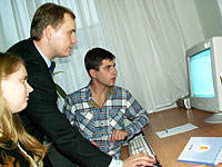 Руслан Юдин, официальный представитель компании EBSCO Publishing в России, с удовольствием рассказывал студентам, как работать с базой данных