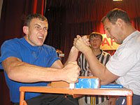 Финальный поединок студента факультета КНиТ А. Сердюкова (слева)