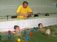 Евгений Шевелев проводит занятия по лечебному плаванию