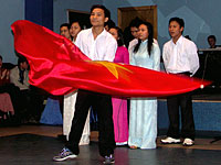  Студенты из Вьетнама исполняют национальную песню