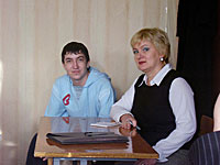 Преподаватель Анна Михайловна Болгова и Женя Григорьев с интересом наблюдают за тем, как проходит урок