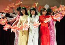 «Цветы любви»   выступление девушек из землячества Вьетнама