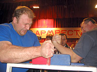 Поединок в супертяжелой весовой категории с участием аспиранта БелГУ М. Роганина (слева)