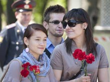 События НИУ «БелГУ» В День Победы хористы возложили цветы к памятнику погибшим солдатам