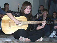 События НИУ «БелГУ» Научиться играть на гитаре Анне было несложно. Звуки этого инструмента она слышала с детства. В её семье на гитаре играют все