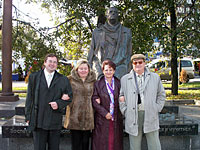 Снимок на память на фоне памятника известному курянину – Георгию Свиридову, выдающемуся композитору, пианисту, народному артисту СССР