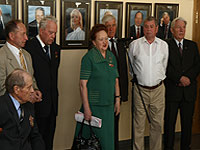 Председатель областного Совета ветеранов М.А. Деркач, чья фотография заняла почётное место в галерее, рассказала о своих трудовых подвигах 