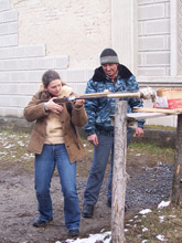 Мария Ципра учится стрелять из арбалета