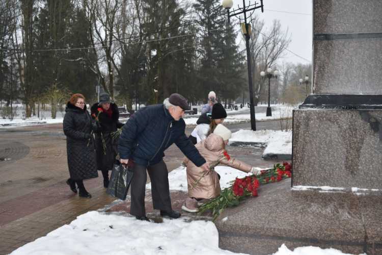 В День Героев Отечества представители НИУ «БелГУ» возложили цветы на Аллее Героев 