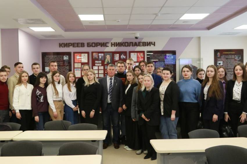Студенты юринститута НИУ «БелГУ» встретились с членом Союза писателей России