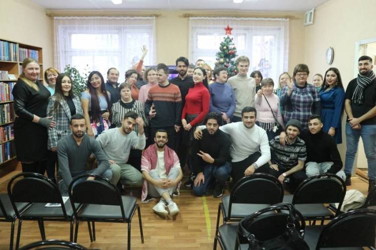 International students hold a Christmas charity event
